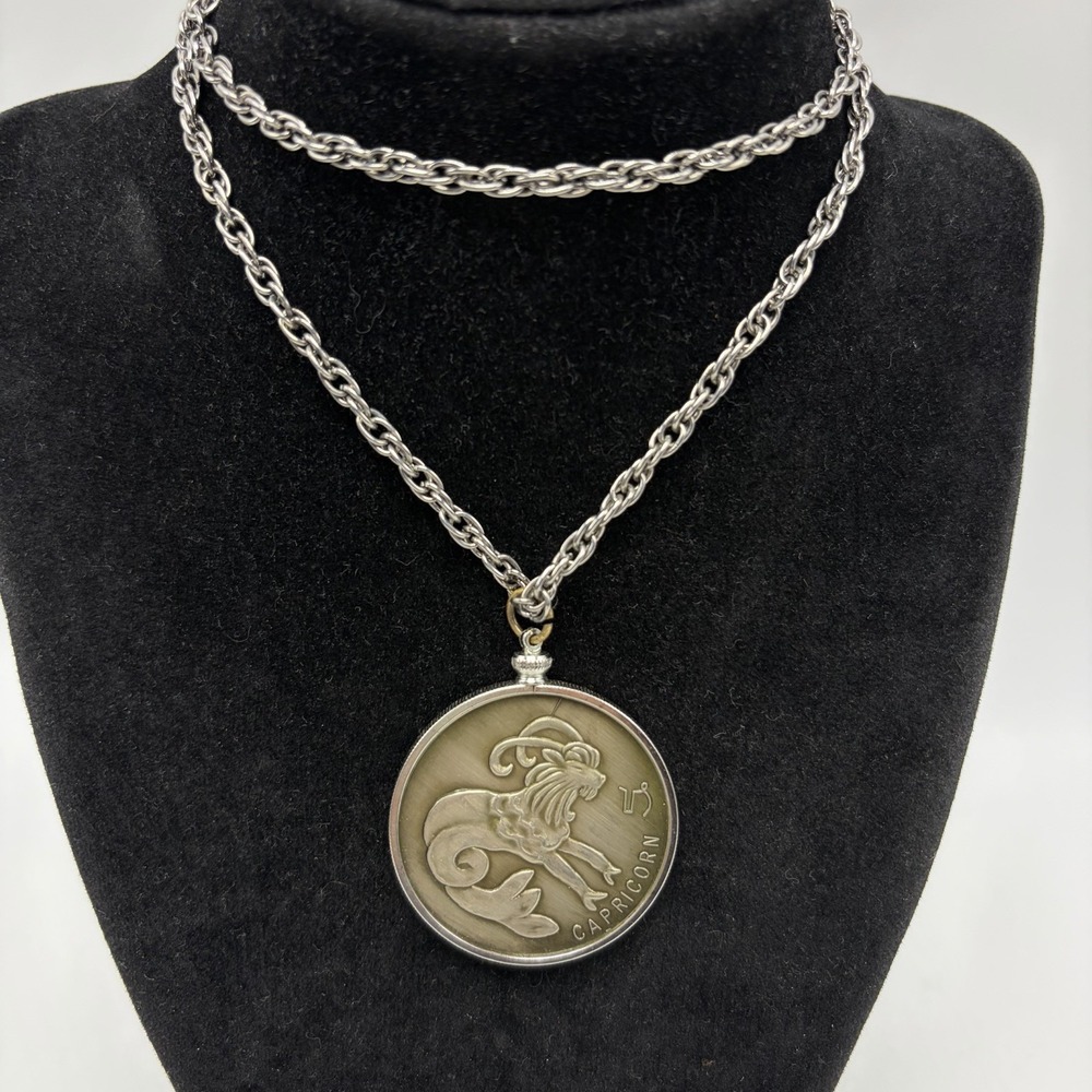 Vintage Round Capricorn Zodiac Bezel Silver Tone Pendant Necklace Chain